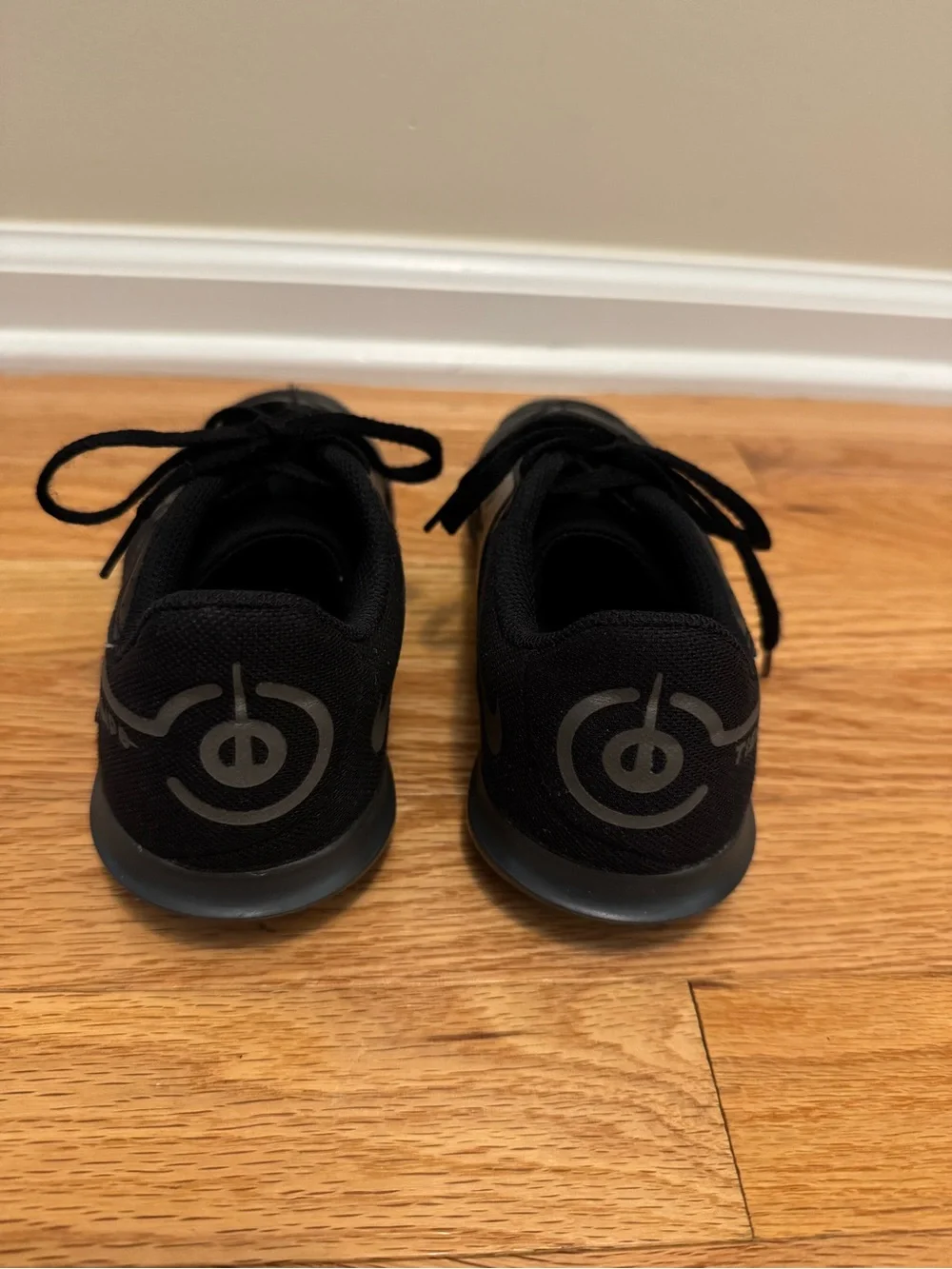 Nike Kids Tiempo Legend 9 Club Indoor Soccer Shoes - size 3.5Y